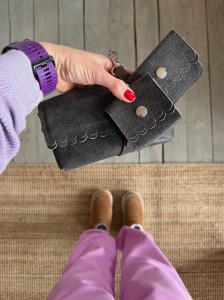 Mobiler Two Wavy Creck Grey Suede + Headphone Case + Card Holder