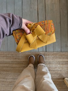 Mobiler Bow Honey + Paisley Mustard Nubuck