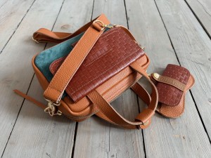 KOMPLET: Bigger Pocket Toffee + Braided Brown + Emerald Suede Honey + Sunglasses Case 